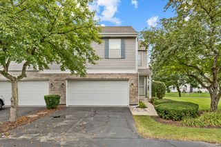69 Colonial Ct, Streamwood, IL 60107