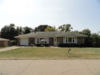211 Pleasantview Dr, Weirton, WV 26062