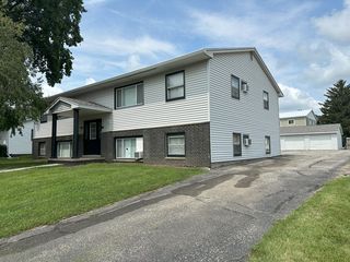 2327 W  4th St #1, Cedar Falls, IA 50613
