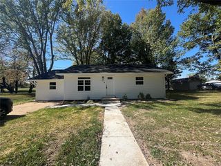 821 N  Washington Ave, Saint James, MO 65559