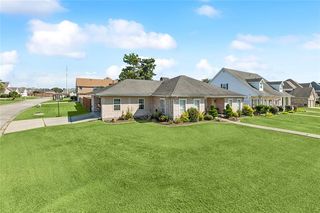 1137 Lake Louise Dr, Gretna, LA 70056