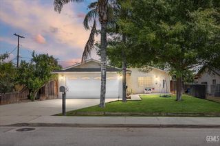 1123 Royal Way, Bakersfield, CA 93306