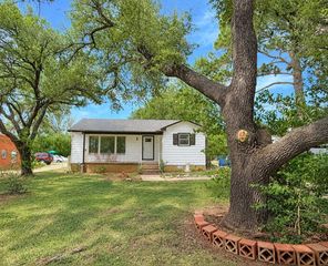 1133 N  Avenue C, Elgin, TX 78621