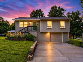 211 SE 51st Rd, Warrensburg, MO 64093