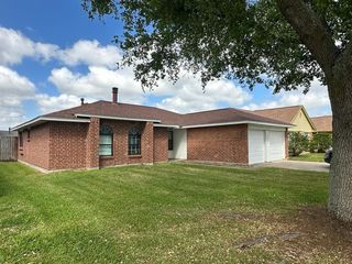 10921 Pecan Dr, La Porte, TX 77571