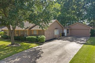 12615 Old River Dr, Mont Belvieu, TX 77523