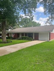 2418 Oak Dr, Bay City, TX 77414