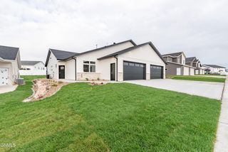4116 Platinum St, Bismarck, ND 58503