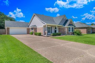 5506 Lake Side Dr, Bossier City, LA 71111