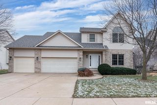 5717 Star View Dr, Bettendorf, IA 52722
