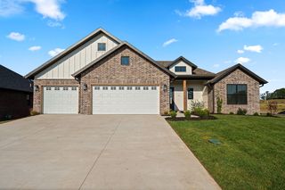 1601 S Crepe Myrtle Lane, Springfield, MO 65809