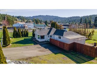 2116 Maple St, Myrtle Point, OR 97458