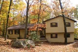 516 Black Oak Dr, Tannersville, PA 18372