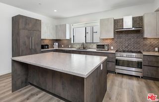 4724 N  Village Court Ln, Valley Village, CA 91607