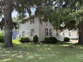 420 1/2 E  Pine St, New London, WI 54961