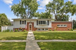 1120 S  12th Ave, Saint Charles, IL 60174