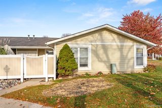39727 Village Wood Ln, Novi, MI 48375