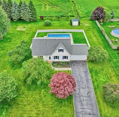1425 Fieldcrest Dr, Webster, NY 14580