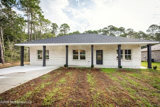 628 Oak St, Ocean Springs, MS 39564