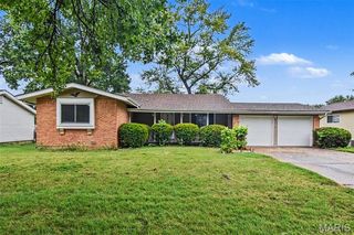 5172 Priorybrook Rd, Florissant, MO 63033