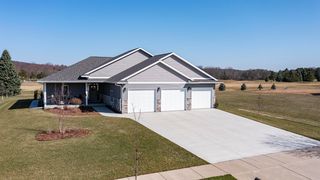1464 Foxfire Ct, Waupaca, WI 54981