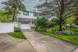 11 Poplar Place, Bay Shore, NY 11706