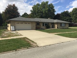 1 Knollcrest Ct, Normal, IL 61761