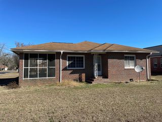 502 E  Barnard St, Glennville, GA 30427