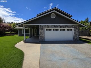 1915 Fern Ct, Coos Bay, OR 97420