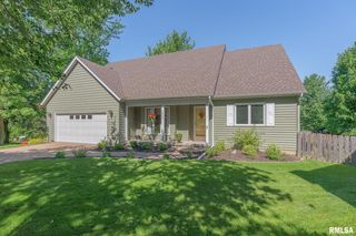 1932 Ashford Rd, Bettendorf, IA 52722