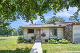 5947 Village Dr, Haslett, MI 48840