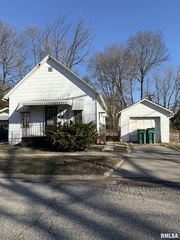 214 E  Walker St, Macomb, IL 61455