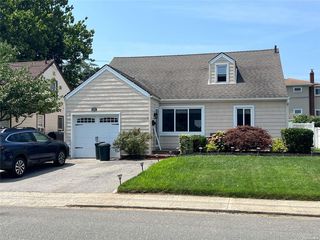 18 Riverside Road, Lynbrook, NY 11563
