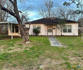 1006 Harvey Ln, Victoria, TX 77901