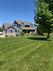 3300 Allie Ln, Clinton, IA 52732