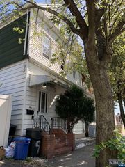 9 Maple Ave, Wallington, NJ 07057