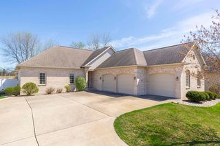 5906 Boxwood Dr E, South Bend, IN 46614