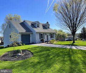 45 Crescent Dr, Manheim, PA 17545