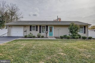 62 Indian Creek Dr, Levittown, PA 19057