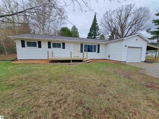 4919 Onawa Dr, Long Lake, MI 48743