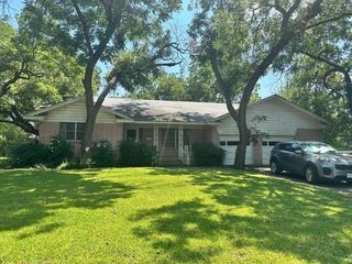 1302 Brittany Ln, Arlington, TX 76013