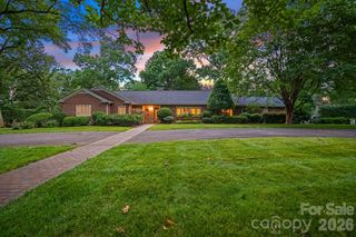 560 11th Avenue Cir NW, Hickory, NC 28601