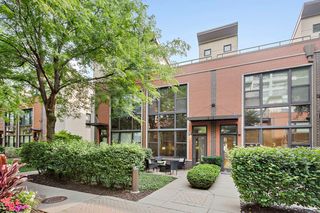 939 N  Howe St, Chicago, IL 60610