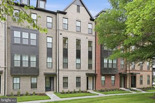 4835 Bauhaus Sq #104, Chantilly, VA 20151