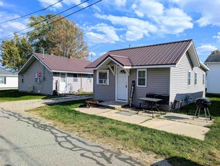 707 Shoreline Dr, Houghton lake, MI 48629