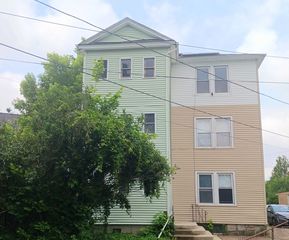 14 Douglas Ct, Worcester, MA 01603