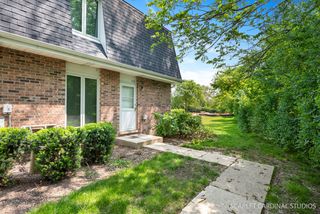 472 Sunnybrook Ln, Wheaton, IL 60187
