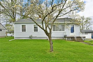 306 Sunset Dr, Cortland, OH 44410