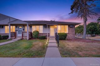 25102 Franklin Ter #8, South Lyon, MI 48178