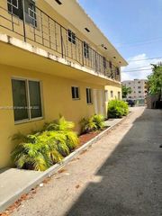 828 SW 2nd St, Miami, FL 33130